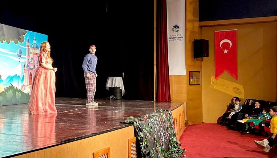 akm taht oyunlari AKM’de ‘Taht Oyunları’ kahkahaya boğdu