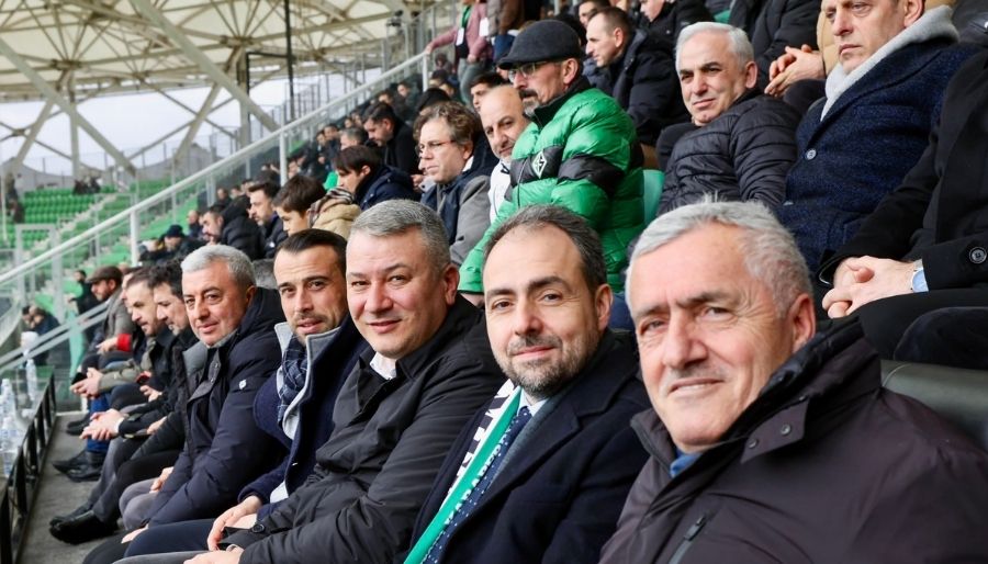 omer ayhan sakaryaspor Ayhan: Sakaryaspor Tribünlere Oynayarak Değil Uzun Vadeli Projelerle Desteklenmeli