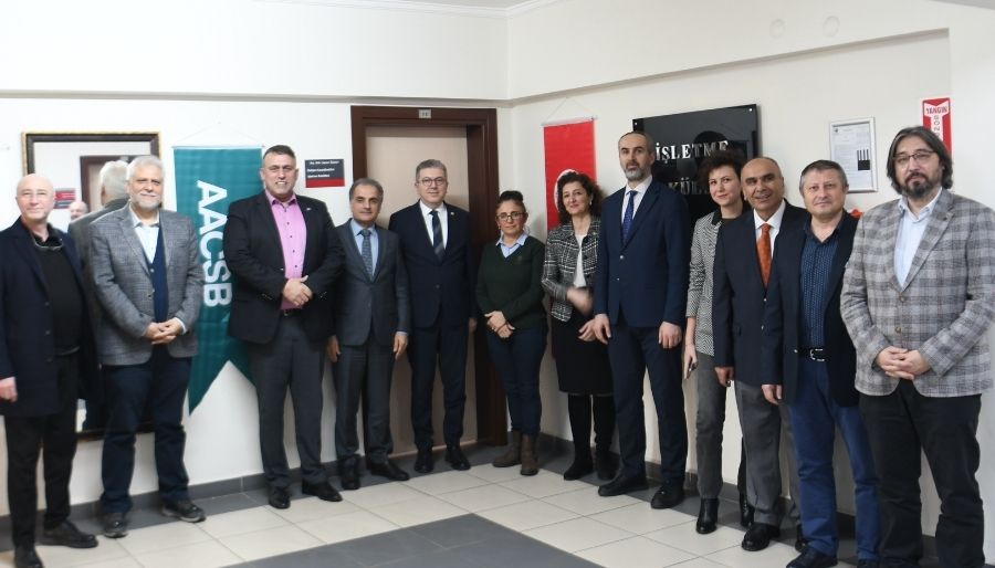 sau isletme odul AACSB Sürecine Katkı Sunanlara Plaket Verildi