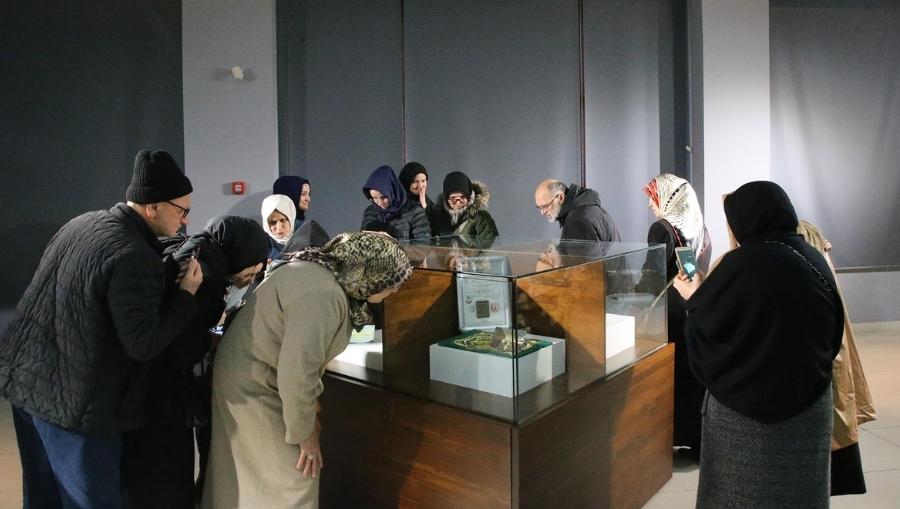 mukaddes emanetler Hz. Muhammed’in mukaddes emanetleri binlerce Sakaryalının ilgi odağı oldu