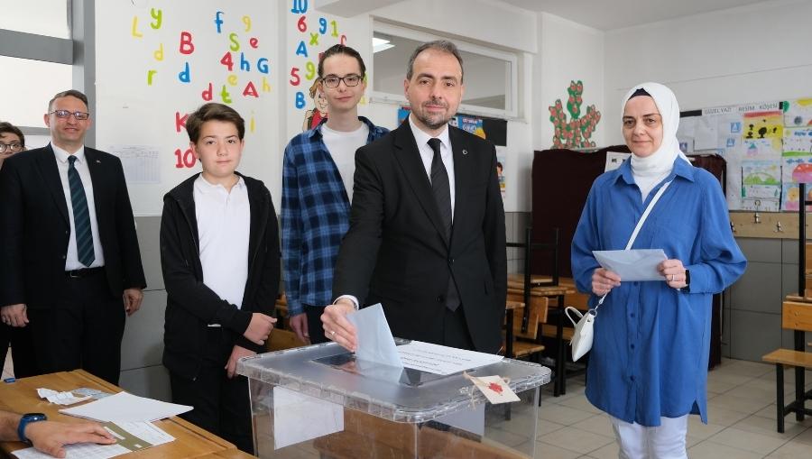 omer ayhan oy Ömer Ayhan Oyunu Eser İlkokulu 1311 numaralı sandıkta kullandı