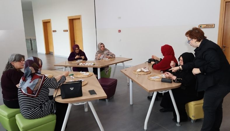 sbb filistin anlamli SGM'de 'Miyuki' tekniğiyle bileklik yapımı öğreniyorlar