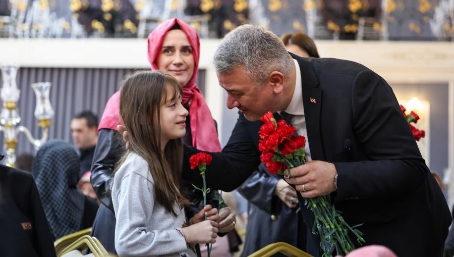 osman celik ogrenciler Çelik: Öğrencilerimize Yeni Dönemde Çok Güzel Sürprizlerimiz Olacak