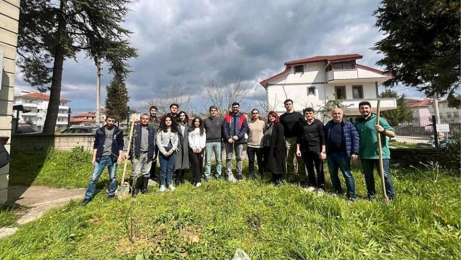 subu fidan dikimi SUBÜ öğrencileri fidanları toprakla buluşturdu