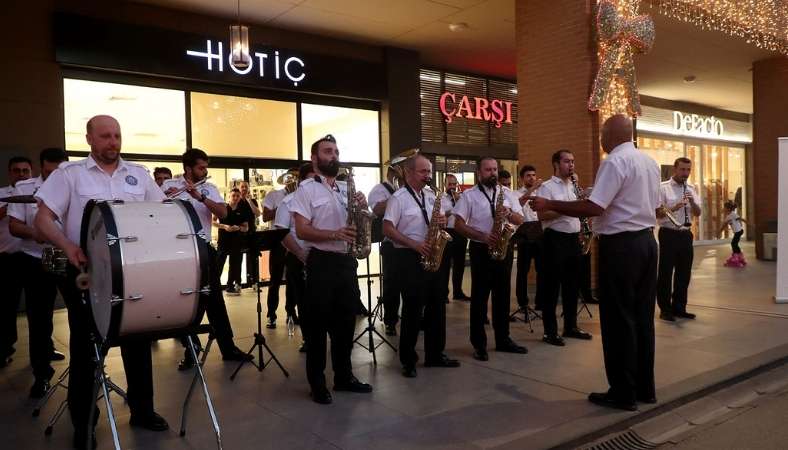 sakarya buyuksehir orkestra Büyükşehir’in Orkestrası Neşeyi Bu Kez Serdivan’a Taşıdı