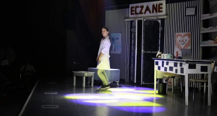 sakarya kultur sanat eczane tiyatrosu Bir Eczacı Kalfasının Trajikomik Hikayesiyle Keyif Dolu Bir Seyir