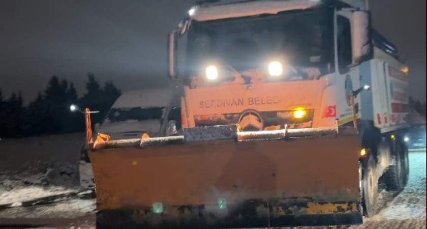 serdivan belediyesi kar Serdivan Belediyesi Karla Mücadele Ekipleri Gece Boyu Sahadaydı