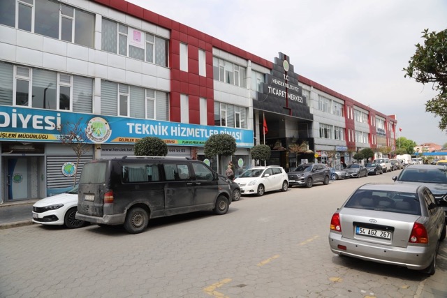 hendek kapali pazar yeri 1 Ticaret merkezi yetersiz kaldı