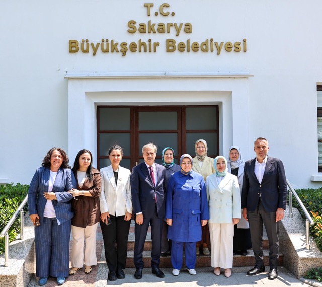 ak parti kadin kollari yusuf alemdar konuk etti 1 1 Alemdar: Kadınlar güçlü Türkiye hedeflerinin en önemli yapı taşıdır