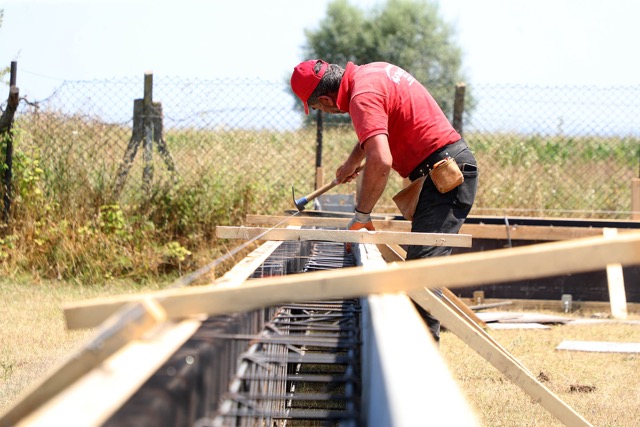 futbol basketbol voleybol sahasi yenileme calismasi 1 Futbol, basketbol ve voleybol sahalarında çalışmalar başladı: İlk proje Adapazarı Kurtbeyler’e