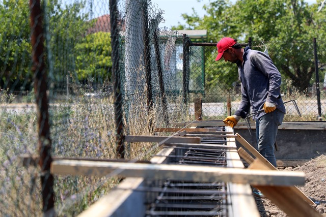 futbol basketbol voleybol sahasi yenileme calismasi 2 Futbol, basketbol ve voleybol sahalarında çalışmalar başladı: İlk proje Adapazarı Kurtbeyler’e