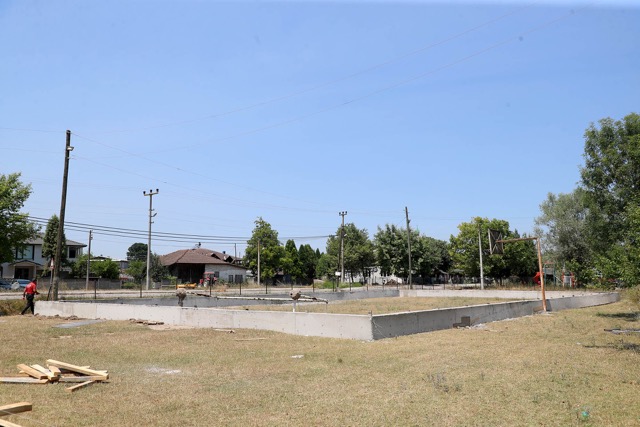 futbol basketbol voleybol sahasi yenileme calismasi 6 Futbol, basketbol ve voleybol sahalarında çalışmalar başladı: İlk proje Adapazarı Kurtbeyler’e