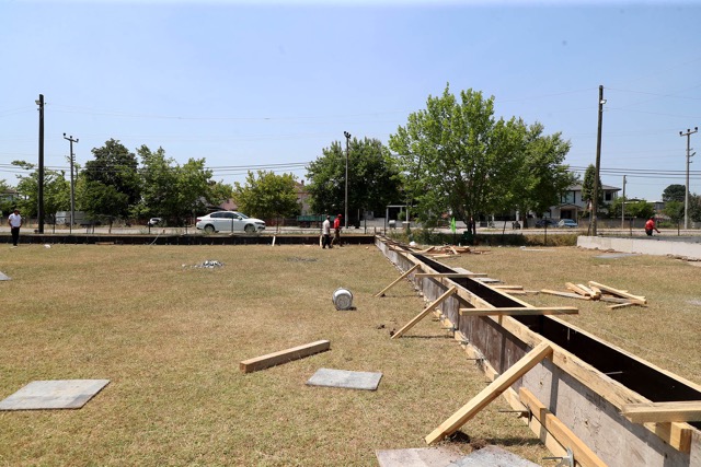 futbol basketbol voleybol sahasi yenileme calismasi 7 Futbol, basketbol ve voleybol sahalarında çalışmalar başladı: İlk proje Adapazarı Kurtbeyler’e