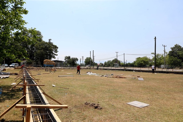 futbol basketbol voleybol sahasi yenileme calismasi 8 Futbol, basketbol ve voleybol sahalarında çalışmalar başladı: İlk proje Adapazarı Kurtbeyler’e