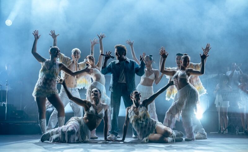kenan dogulu harbiye 4 e1752732873904 Harbiye’de AI destekli konser: Kenan Doğulu görsel şovla büyüledi