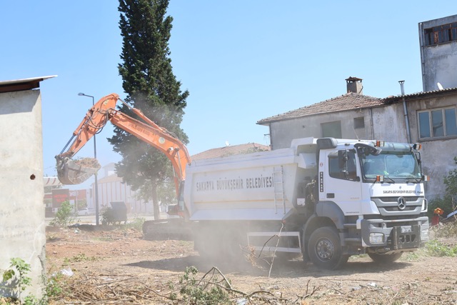 sakarya merkez aks baglicak calisma 1 Büyükşehir Sakarya’nın merkez aksını bağlayacak çalışma için ilk kazmayı vurdu