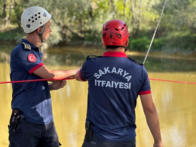 sakarya itfaiye haftasi Büyükşehir’in itfaiyecileri Sakarya Nehri üzerinde nefes kesti