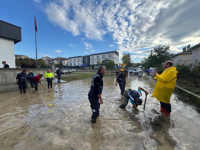ferizli taskinlar kontrol altina alindi Ferizli'de taşkınlar kısa sürede kontrol altına alındı