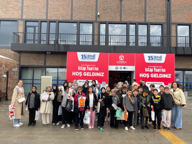 smcaihl kitap fuari 2 İmam hatipli gençler Kocaeli Kitap Fuarında
