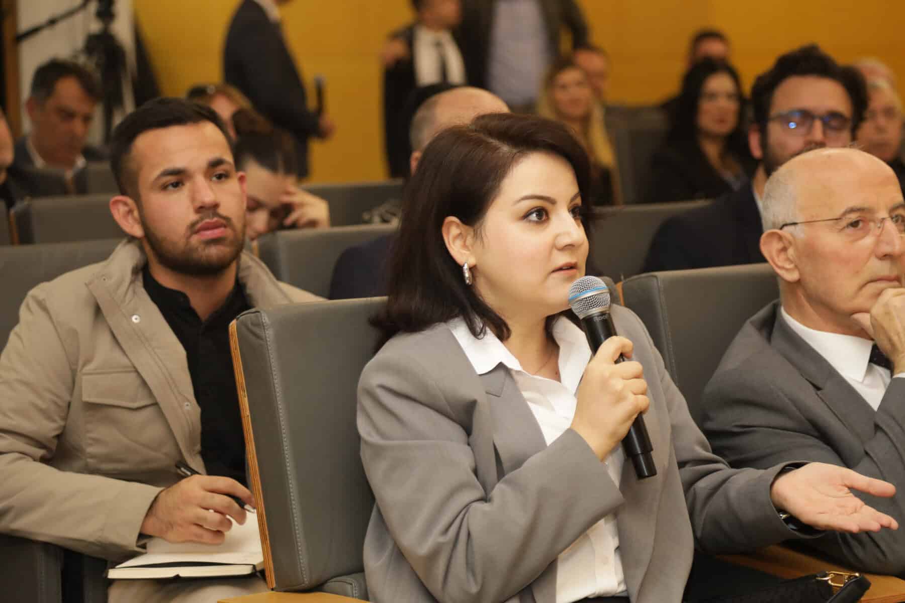 Etkinliklere katılan profesyoneller ve basın mensupları, bilgi ve güncel haberler için.