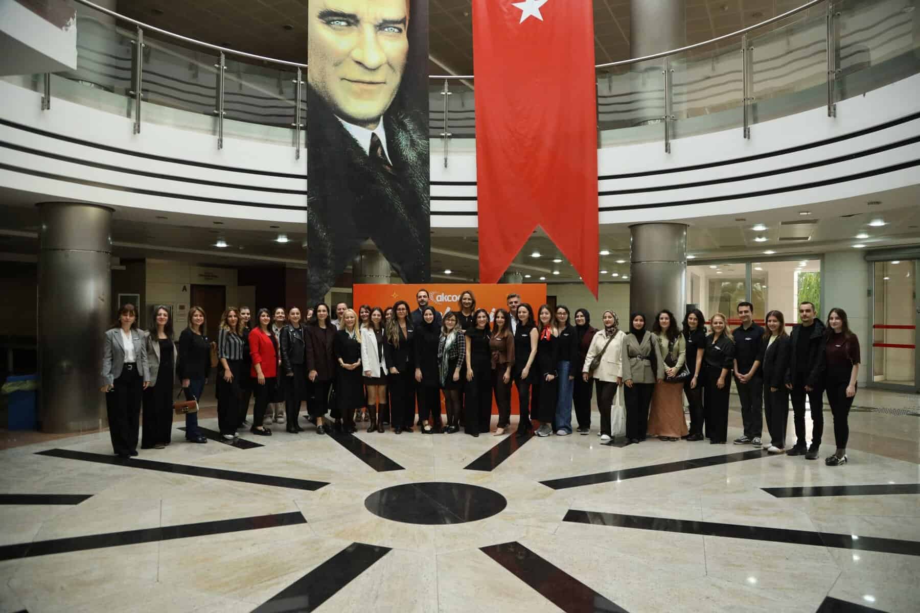 Türk bayrağı ve Atatürk portresiyle, İstanbul'daki basın merkezinde toplu fotoğraf.