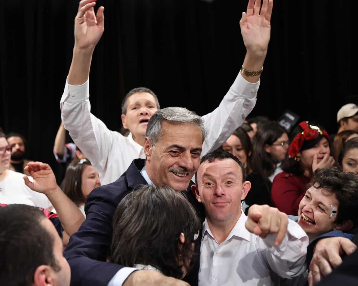 Yüksek katılımlı politik etkinlik ve seçim kutlaması.