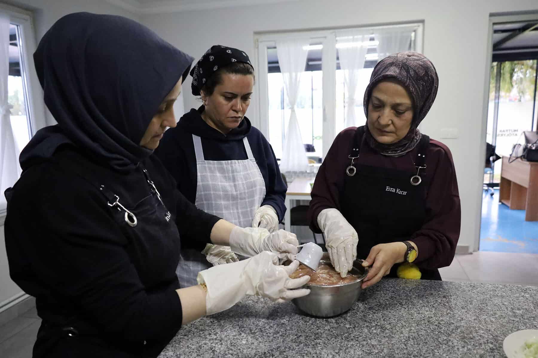 Yetenekli kadınlar tarafından verilen tarifler ve eğitimler, mutfak sanatıyla tanınıyor.