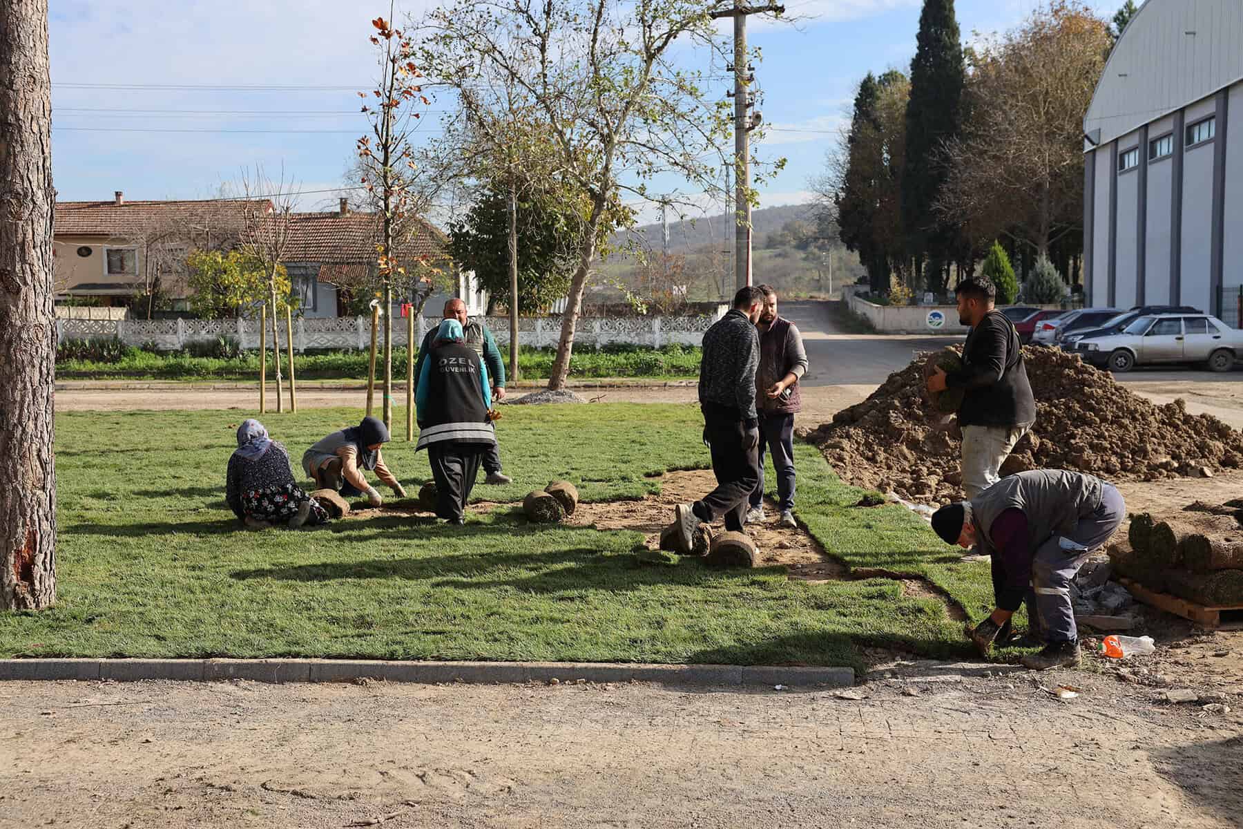 Kişiler, bahçe ve çevre düzenlemesi için birlikte çalışıyor.