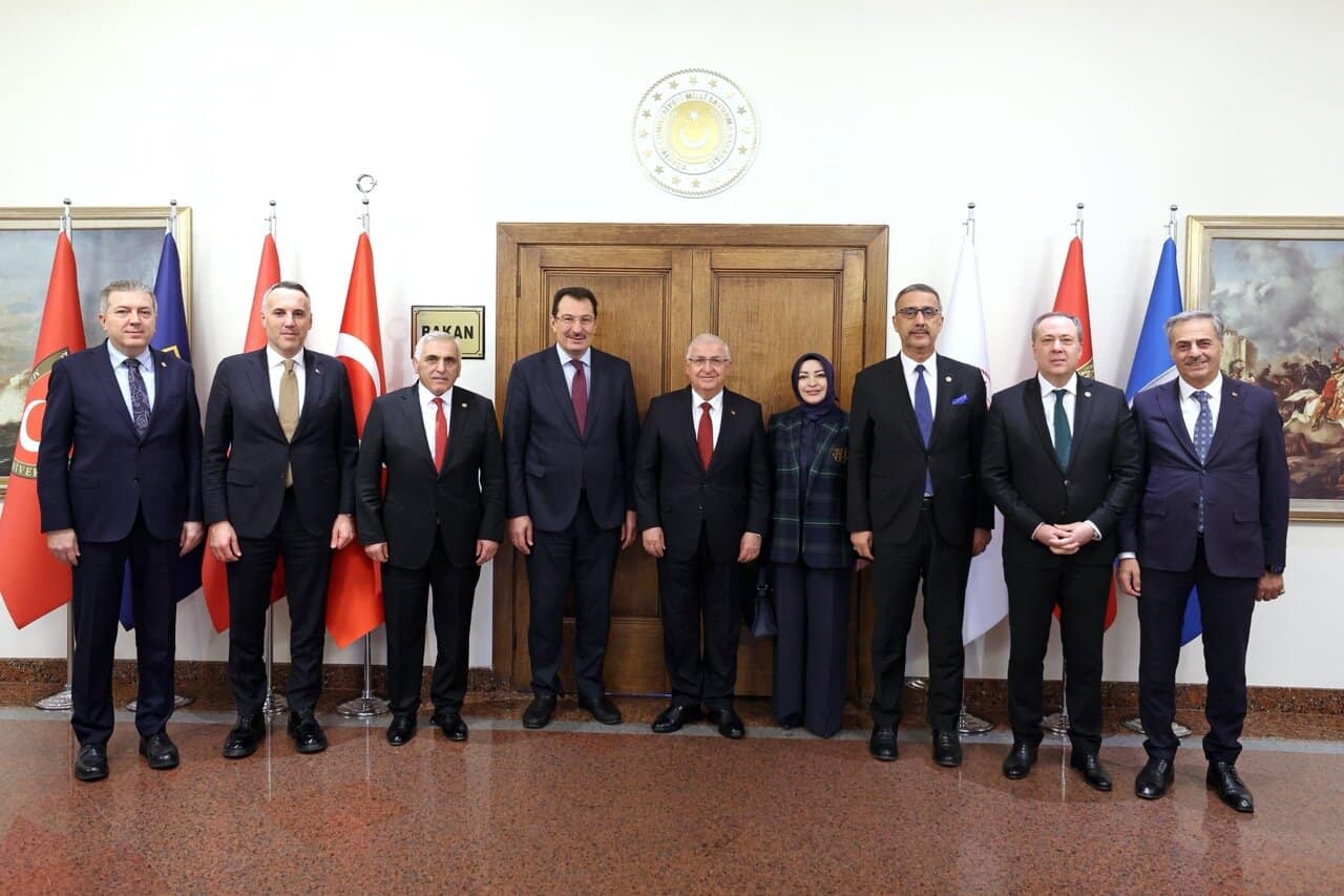 Uluslararası toplantı, hükümet temsilcileri, Türk bayrağı, resmi ortam, liderler, devlet adamları.