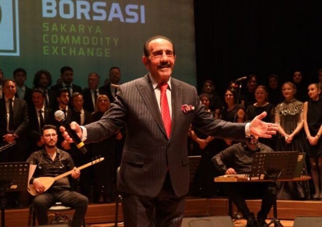 Sakarya Ticaret Borsası logosu ve etkinlik sahnesinde konuşmacı.