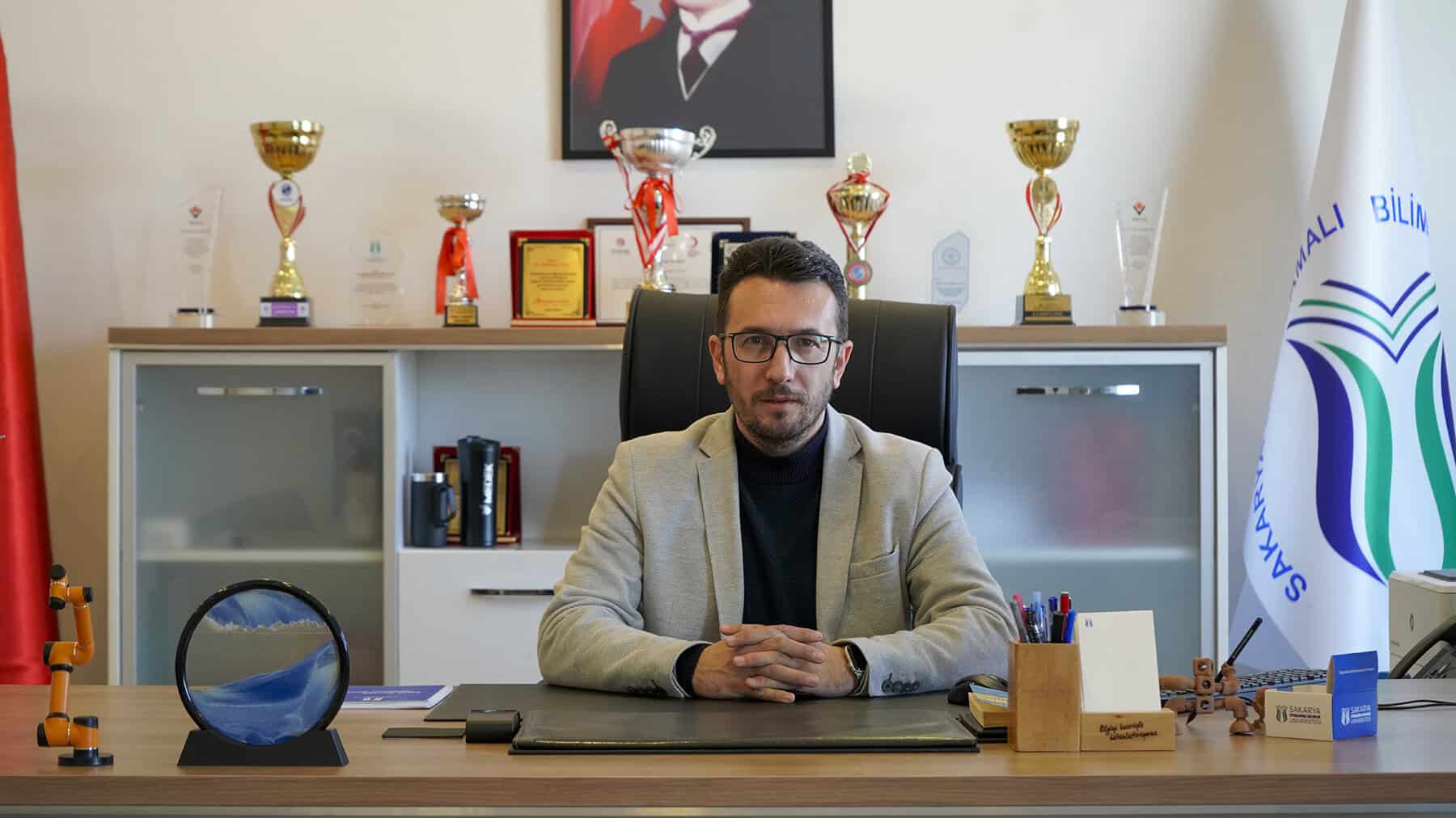 Varsa, idari veya alanıyla ilgili görsel enerji ve başarı simgeleri.