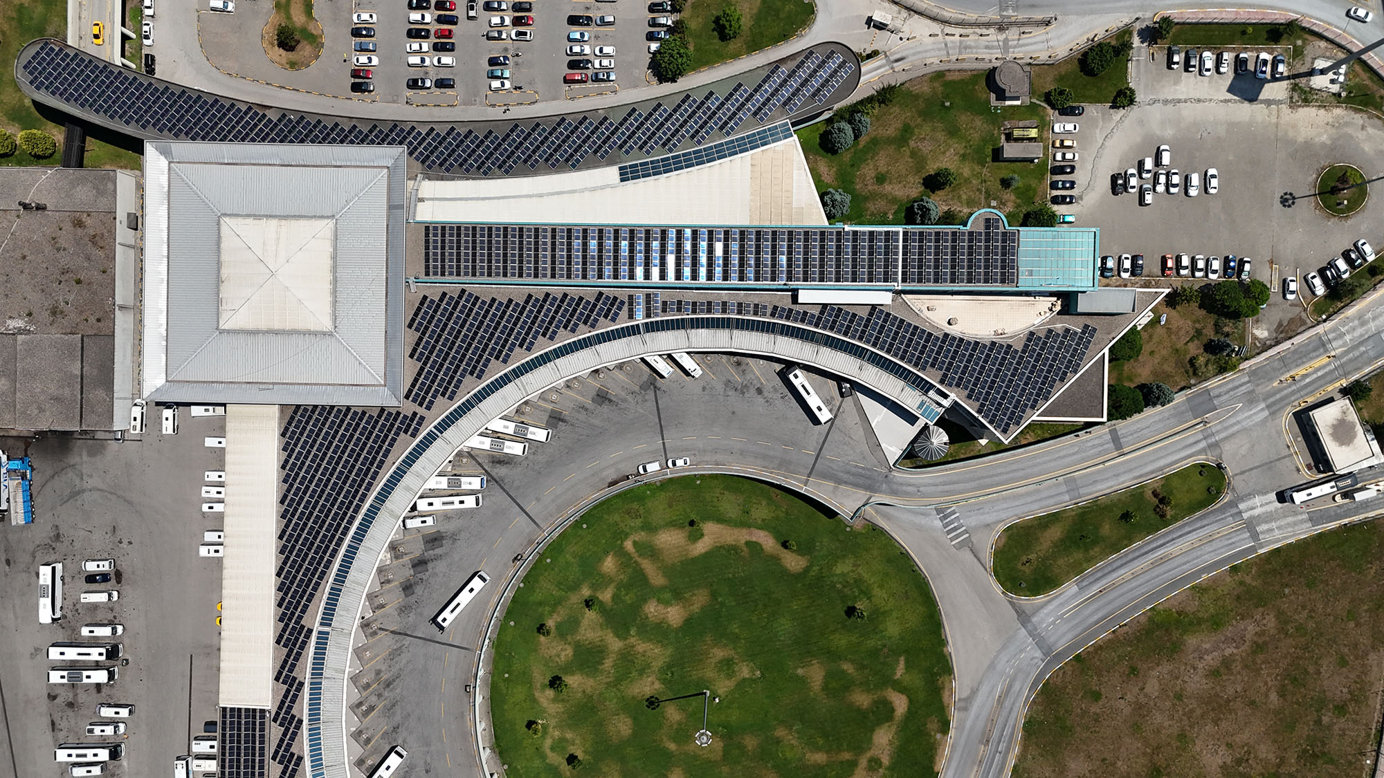 Güneş panelleriyle donatılmış modern bina, yenilenebilir enerji kullanımı ve çevreci tasarımı yakalıyor.