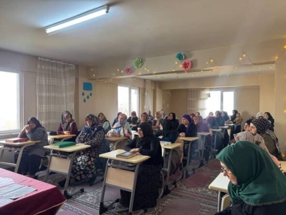 Eğitim semineri için sınıf ortamı, kadın katılımcılar ve etkileşimler.