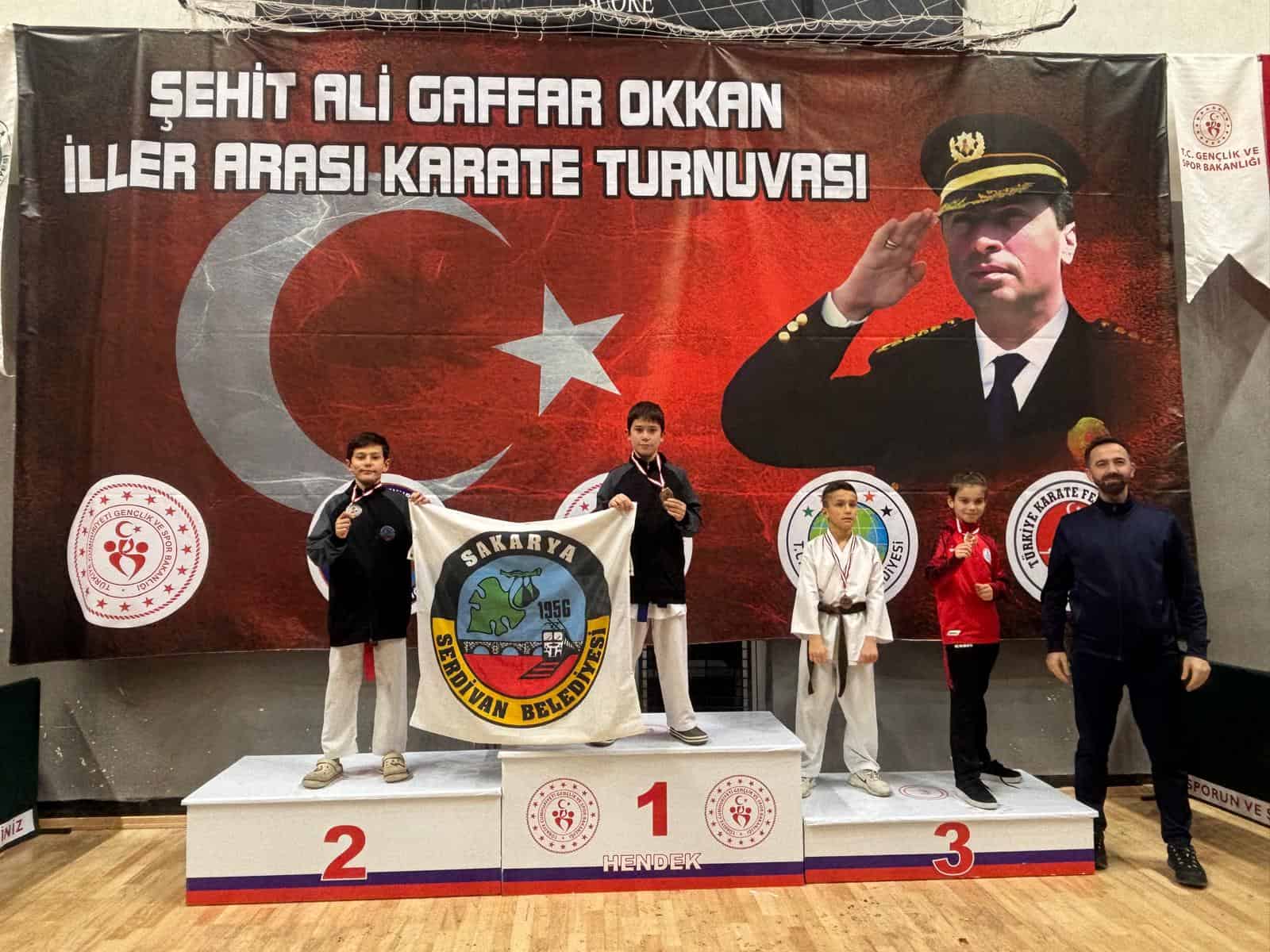 gaffar okkan karate turnuvasinda serdivan belediyesi firtinasi 2803 Gaffar Okkan Karate Turnuvası'nda Serdivan Belediyesi Fırtınası