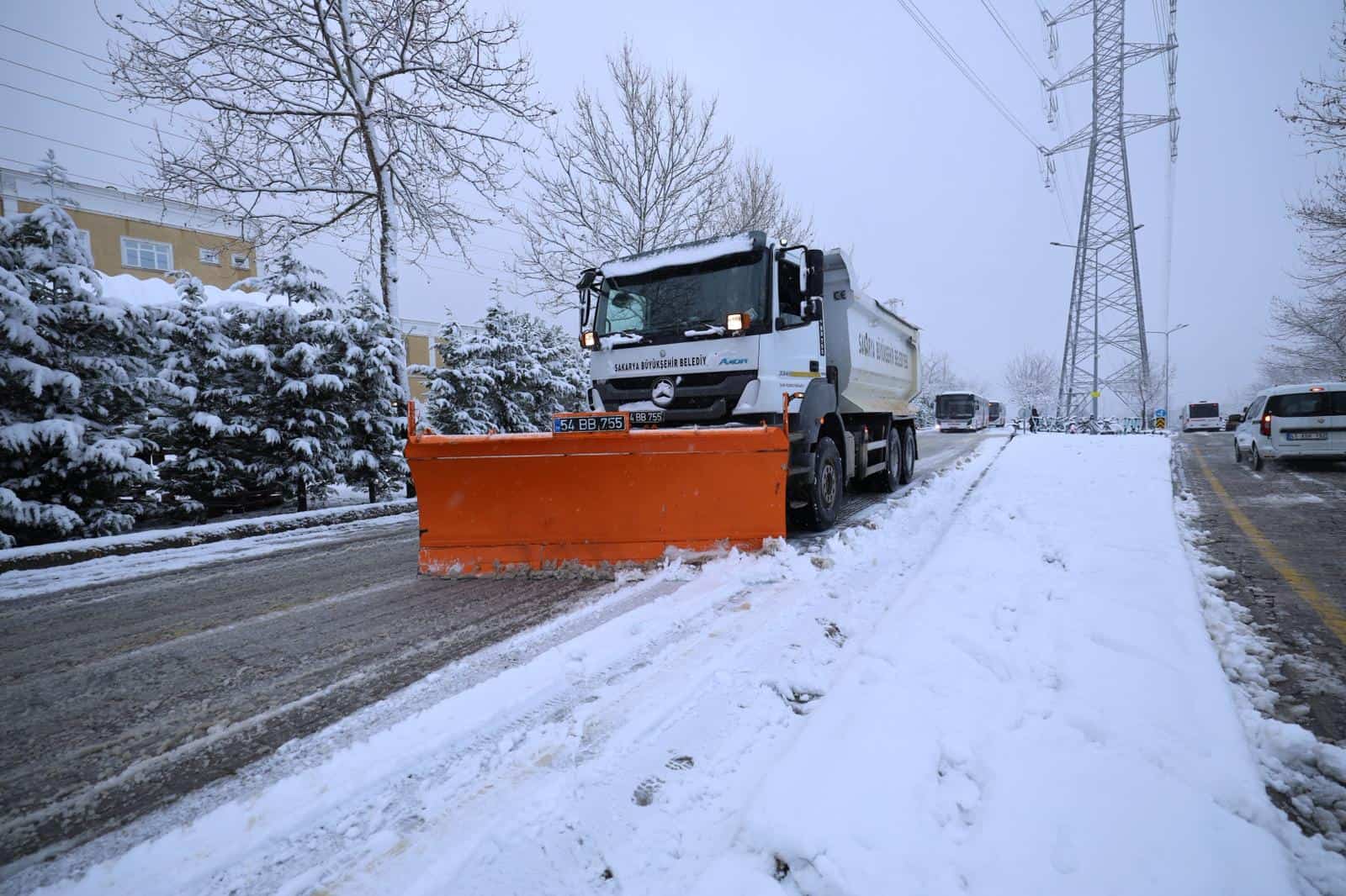 sakaryada karla mucadele 12 yol uzerinde calismalar suruyor 6650 Sakarya'da Karla Mücadele: 12 Yol Üzerinde Çalışmalar Sürüyor