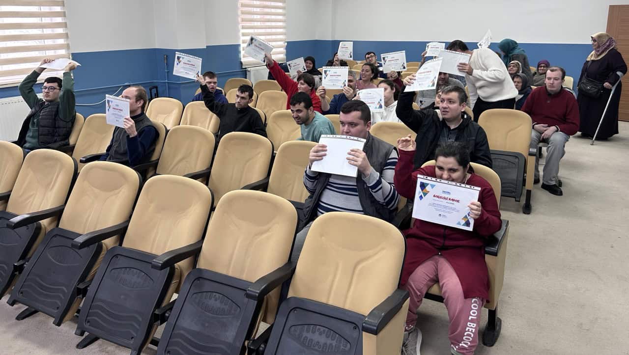 sakaryadaki ozel gereksinimli ogrencilere karneleri verildi 2643 Sakarya'daki Özel Gereksinimli Öğrencilere Karneleri Verildi