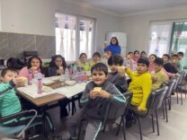 Okulda çocuklar ve öğretmenler, sağlıklı kahvaltı keyfi.