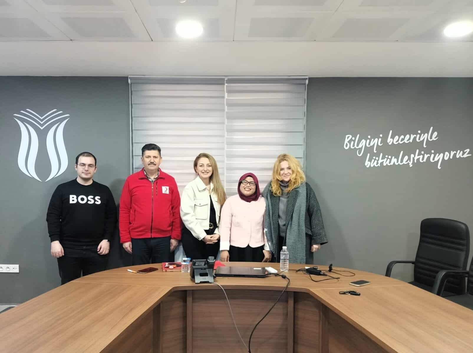 Uluslararası saha çalışması yapan ekip üyeleri toplantı odasında.