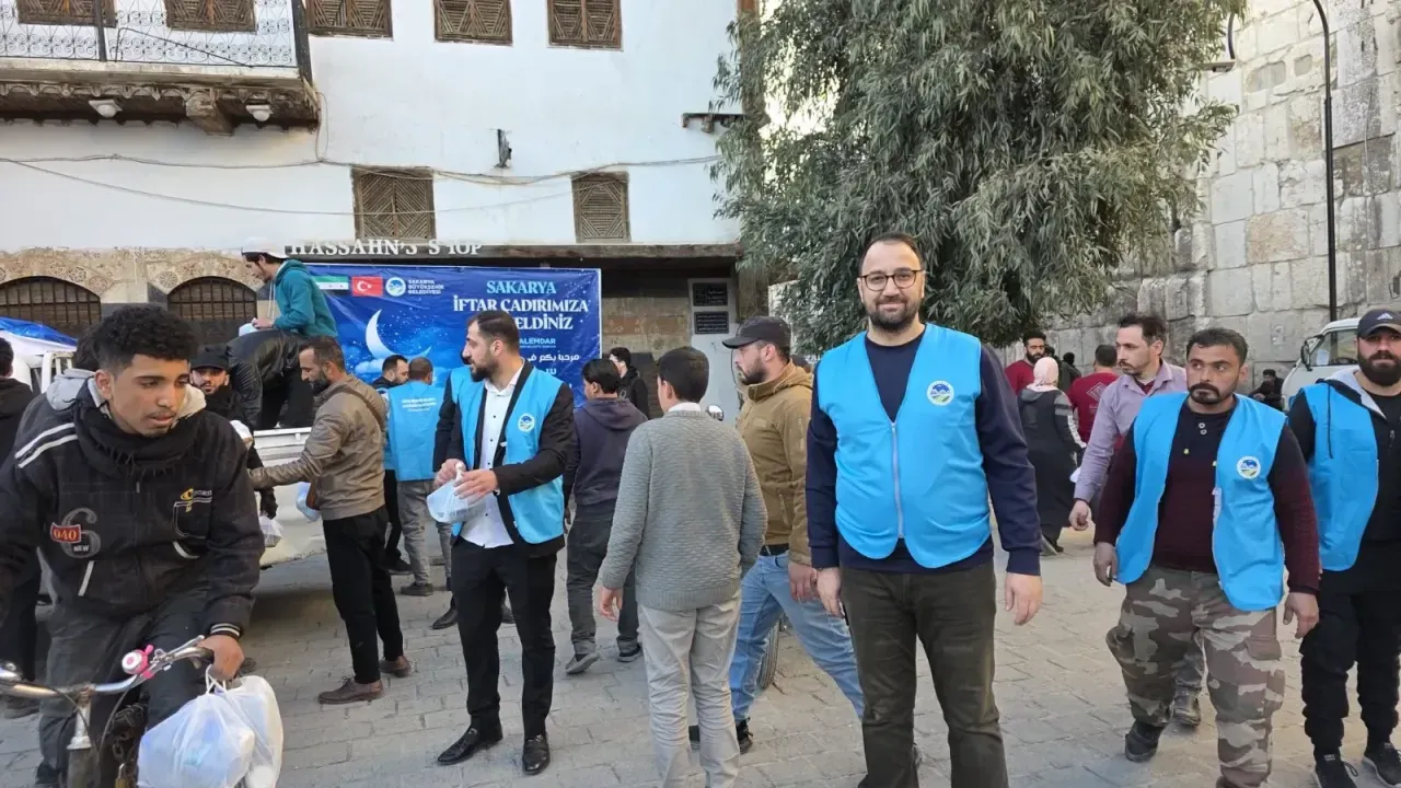 Sakarya Büyükşehir Belediyesi, Şam’da Ramazan Ayında Binlerce İhtiyaç Sahibine İftar Yemeği Ulaştırıyor