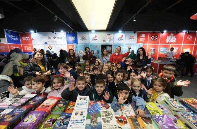 Çocuk Edebiyat Fuarı'nda çocuklar ve aileleri kitaplarla buluşuyor.