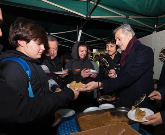 Gönüllüler ve yetkililer, Sakarya’ya hizmet yolunda birlik ve beraberlik içinde yemek dağıtıyor.