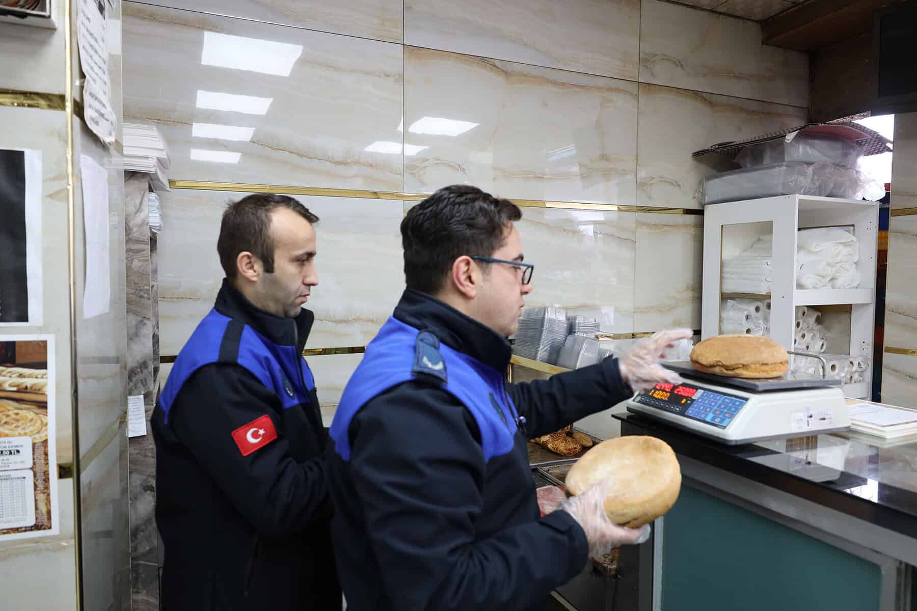 Zabıtalar Ramazan öncesi fırınları tek tek denetliyor.