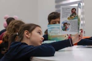 saski su verimliligi vizyonunu akcanin hikayesiyle miniklere anlatti 26d61f9e 1 SASKİ, Akça'nın Hikayesiyle Öğrencilere Su Tasarrufu ve Doğa Bilincini Anlattı