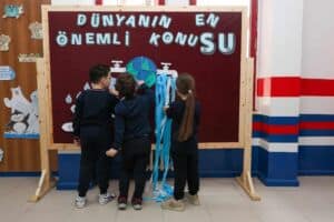 saski su verimliligi vizyonunu akcanin hikayesiyle miniklere anlatti 4e7303b4 SASKİ, Akça'nın Hikayesiyle Öğrencilere Su Tasarrufu ve Doğa Bilincini Anlattı