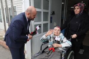 tip merkezinde ciceklerle karsilayip hem sagliga hem de maneviyata sifa oldular 571fae49 Büyükşehir, Yaşlılara Tıp Merkezi’nde Çiçeklerle Karşılayıp Sağlık Taraması Gerçekleştirdi