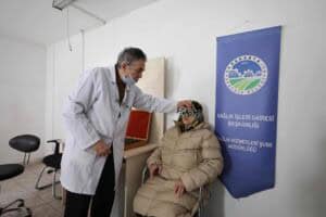 tip merkezinde ciceklerle karsilayip hem sagliga hem de maneviyata sifa oldular 63d06058 1 Büyükşehir, Yaşlılara Tıp Merkezi’nde Çiçeklerle Karşılayıp Sağlık Taraması Gerçekleştirdi