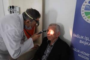 tip merkezinde ciceklerle karsilayip hem sagliga hem de maneviyata sifa oldular 6fec97e6 Büyükşehir, Yaşlılara Tıp Merkezi’nde Çiçeklerle Karşılayıp Sağlık Taraması Gerçekleştirdi