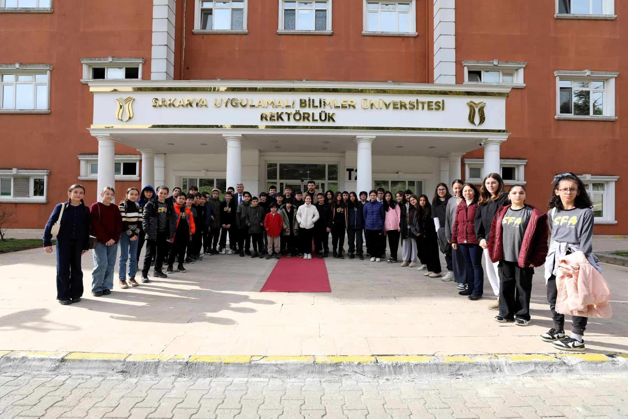 Sait Faik Abasıyanık Ortaokulu Öğrencileri SUBÜ'de Eğitim ve Araştırma Birimlerini İnceledi