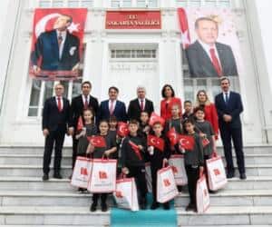 1 1 1 Sakarya Valiliği’nde 23 Nisan'da Öğrenciler Temsili Olarak Görev Aldı