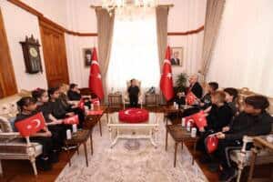 7 1 2 Sakarya Valiliği’nde 23 Nisan'da Öğrenciler Temsili Olarak Görev Aldı